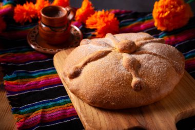 Pan de Muerto. Ölü sezonunda tüketilen tipik Meksika tatlı ekmeği. Ölülerin bayramında sunakların ve sunakların ana unsurlarından biridir..