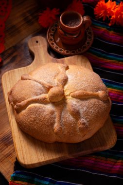 Pan de Muerto. Ölü sezonunda tüketilen tipik Meksika tatlı ekmeği. Ölülerin bayramında sunakların ve sunakların ana unsurlarından biridir..