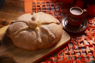 Pan de Muerto. Ölü sezonunda tüketilen tipik Meksika tatlı ekmeği. Ölülerin bayramında sunakların ve sunakların ana unsurlarından biridir..
