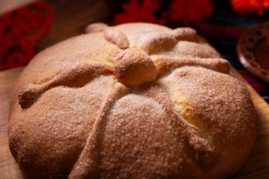 Pan de Muerto. Ölü sezonunda tüketilen tipik Meksika tatlı ekmeği. Ölülerin bayramında sunakların ve sunakların ana unsurlarından biridir..