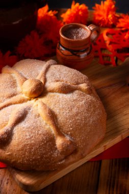 Pan de Muerto. Ölü sezonunda tüketilen tipik Meksika tatlı ekmeği. Ölülerin bayramında sunakların ve sunakların ana unsurlarından biridir..