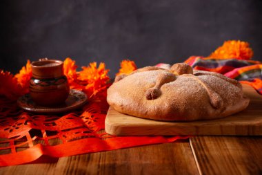 Pan de Muerto. Ölü sezonunda tüketilen tipik Meksika tatlı ekmeği. Ölülerin bayramında sunakların ve sunakların ana unsurlarından biridir..
