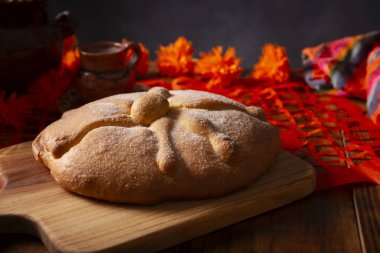 Pan de Muerto. Ölü sezonunda tüketilen tipik Meksika tatlı ekmeği. Ölülerin bayramında sunakların ve sunakların ana unsurlarından biridir..
