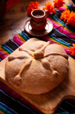 Pan de Muerto. Ölü sezonunda tüketilen tipik Meksika tatlı ekmeği. Ölülerin bayramında sunakların ve sunakların ana unsurlarından biridir..