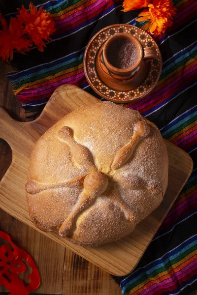 Pan de Muerto. Ölü sezonunda tüketilen tipik Meksika tatlı ekmeği. Ölülerin bayramında sunakların ve sunakların ana unsurlarından biridir..