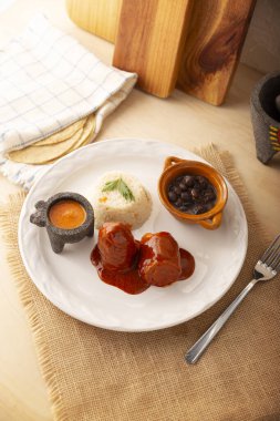 Meksika 'da paket çocuk ya da rulo köfte olarak da adlandırılan, peynir, sebze ya da diğer malzemelerle doldurulmuş ve pirinç ve fasulyeyle servis edilen etli börekler. Geleneksel ev yapımı tarif