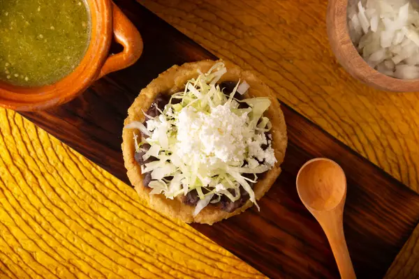 그럼요 크림으로 옥수수 반죽에 평평하고 전통적인 멕시코 — 스톡 사진