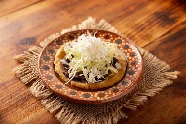그럼요 크림으로 평평하게 옥수수 반죽으로 준비된 멕시코 전형적인 클레이 플레이트에 — 스톡 사진