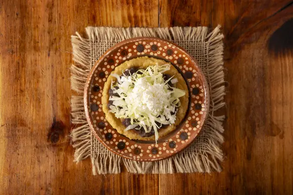 그럼요 크림으로 옥수수 반죽에 평평하고 전통적인 멕시코 — 스톡 사진