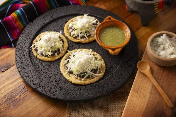 Сопес Мексиканська Типова Їжа Готова Плоским Смаженим Кукурудзяним Тістом Покритим — стокове фото