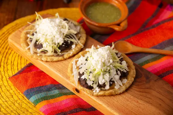 索菲亚传统的墨西哥自制食品 用扁平的墨西哥面团和夹在用豆子 绿色或红色酱汁 洋葱和酸奶制成的边境油炸玉米面上 — 图库照片