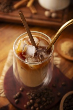 Buzlu kahve, çift katlı cam bardak ve metal pipetle servis edilir. Buz küpleri ve baharatlar, tarçın, hindistan cevizi, vanilya, muskovado şekeri ve kremayla hazırlanmış soğuk bir yaz içeceği..