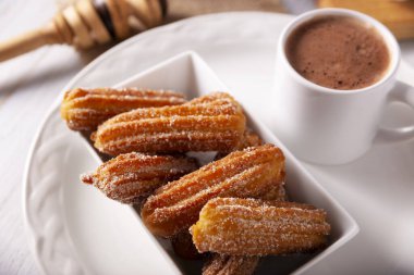 Kurabiye. Kızarmış buğday unu hamuru, İspanya, Meksika ve diğer ülkelerde sıcak çikolata ya da kahvenin eşlik ettiği kahvaltıda ya da atıştırmaya alışıktır..