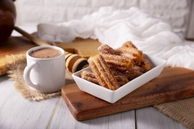 Kurabiye. Kızarmış buğday unu hamuru, İspanya, Meksika ve diğer ülkelerde sıcak çikolata ya da kahvenin eşlik ettiği kahvaltıda ya da atıştırmaya alışıktır..