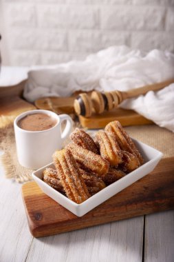 Kurabiye. Kızarmış buğday unu hamuru, İspanya, Meksika ve diğer ülkelerde sıcak çikolata ya da kahvenin eşlik ettiği kahvaltıda ya da atıştırmaya alışıktır..