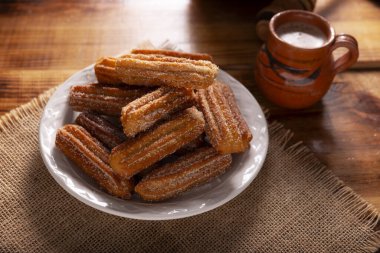 Kurabiye. Kızarmış buğday unu hamuru, İspanya, Meksika ve diğer ülkelerde sıcak çikolata ya da kahvenin eşlik ettiği kahvaltıda ya da atıştırmaya alışıktır..