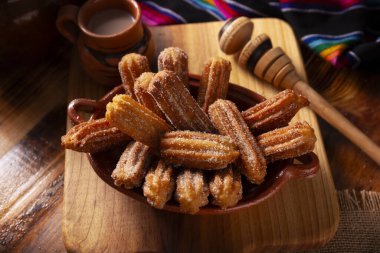 Kurabiye. Kızarmış buğday unu hamuru, İspanya, Meksika ve diğer ülkelerde sıcak çikolata ya da kahvenin eşlik ettiği kahvaltıda ya da atıştırmaya alışıktır..