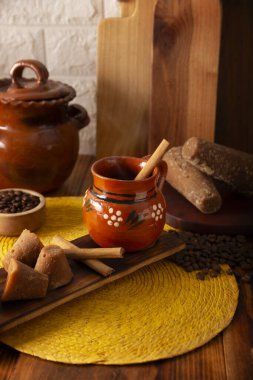 Cafe de Olla, Meksika usulü kahve, kavrulmuş kahve çekirdekleri, tarçın ve piloncillo ile hazırlanmış. Geleneksel yemek tarifi kil bir tencerede hazırlanır ve jarrito denilen kilden bir kapta servis edilir..