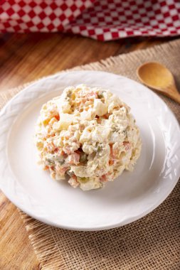 Rus salatası, Olivier Salatası olarak da bilinir. Birçok ülkede çok popüler olan ana malzemeler patates, mayonez ve bezelye, havuç, haşlanmış yumurta veya tavuk gibi sebzelerdir.