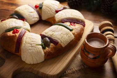 Üç Kral Ekmeği de Rosca de Reyes, Roscon, Epiphany Pastası olarak da bilinir. Geleneksel olarak kil bir Jarrito 'da sıcak çikolatayla servis edilir. Meksika geleneği 5 Ocak 'ta.