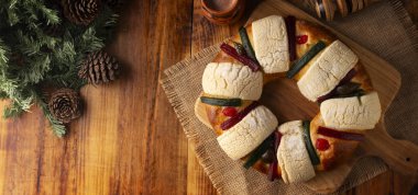Üç Kral Ekmeği de Rosca de Reyes, Roscon, Epiphany Pastası olarak da bilinir. Geleneksel olarak kil bir Jarrito 'da sıcak çikolatayla servis edilir. Meksika geleneği 5 Ocak 'ta.
