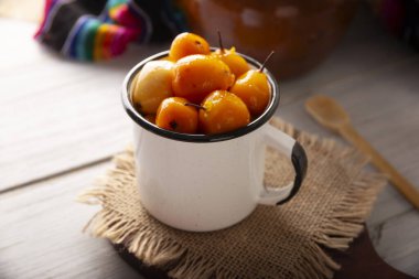 Dulce de Tejocote. Tipik Meksika tatlıları Tejocote (Crataegus mexicana), şurupta bir Meksika meyvesi, sonbaharda yaygın olarak kullanılan bir meyve, Ölüler Günü, posadalar ve Noel mevsimi..
