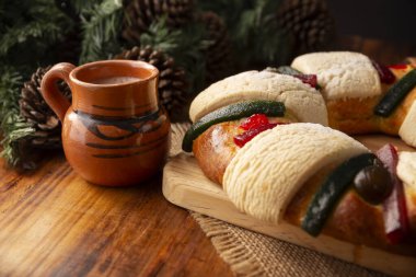 Üç Kral Ekmeği de Rosca de Reyes, Roscon, Epiphany Pastası olarak da bilinir. Geleneksel olarak kil bir Jarrito 'da sıcak çikolatayla servis edilir. Meksika geleneği 5 Ocak 'ta.