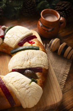 Üç Kral Ekmeği de Rosca de Reyes, Roscon, Epiphany Pastası olarak da bilinir. Geleneksel olarak kil bir Jarrito 'da sıcak çikolatayla servis edilir. Meksika geleneği 5 Ocak 'ta.