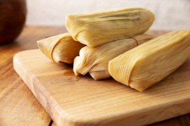 Tamale. Meksika ve bazı Latin Amerika ülkelerinin tipik İspanyol yemekleri. Mısır yaprağına sarılmış mısır hamuru. Tamaleler buğulandı..