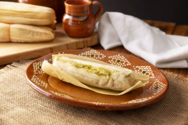 Tamale. Meksika ve bazı Latin Amerika ülkelerinin tipik İspanyol yemekleri. Mısır yaprağına sarılmış mısır hamuru. Tamaleler buğulandı..