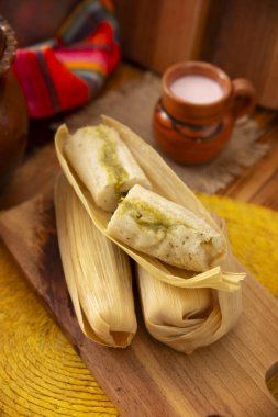 Tamale. Meksika ve bazı Latin Amerika ülkelerinin tipik İspanyol yemekleri. Mısır yaprağına sarılmış mısır hamuru. Tamaleler buğulandı..