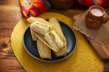 Tamale. Meksika ve bazı Latin Amerika ülkelerinin tipik İspanyol yemekleri. Mısır yaprağına sarılmış mısır hamuru. Tamaleler buğulandı..