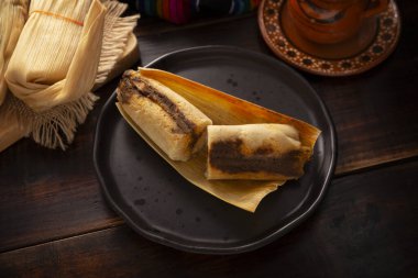 Tamale. Meksika ve bazı Latin Amerika ülkelerinin tipik İspanyol yemekleri. Mısır yaprağına sarılmış mısır hamuru. Tamaleler buğulandı..