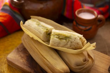 Tamale. Meksika ve bazı Latin Amerika ülkelerinin tipik İspanyol yemekleri. Mısır yaprağına sarılmış mısır hamuru. Tamaleler buğulandı..