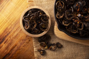 Chicharron de Chile 'de. Baharatlı, zeytinyağında kızartılmış kırmızı biber, Meksika 'dan ev yapımı tarifler, taco, sandviç, kahvaltı ya da herhangi bir yemeğe eşlik etmek için ideal. Üst Görünüm.