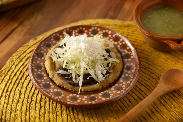 그럼요 크림으로 평평하게 옥수수 반죽으로 준비된 멕시코 전형적인 멕시코령 안티키토스 — 스톡 사진