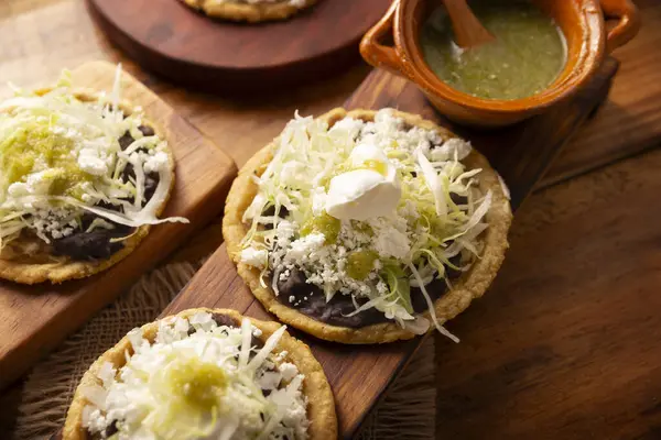 소프스 크림으로 평평하게 옥수수 반죽으로 준비된 멕시코 전형적인 멕시코령 안티키토스 — 스톡 사진