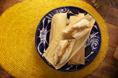 Tamale. Meksika ve bazı Latin Amerika ülkelerinin tipik İspanyol yemekleri. Mısır yaprağına sarılmış mısır hamuru. Tamaleler buğulandı..