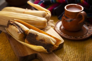 Tamale. Meksika ve bazı Latin Amerika ülkelerinin tipik İspanyol yemekleri. Mısır yaprağına sarılmış mısır hamuru. Tamaleler buğulandı..