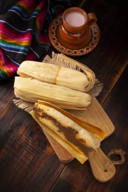 Tamale. Meksika ve bazı Latin Amerika ülkelerinin tipik İspanyol yemekleri. Mısır yaprağına sarılmış mısır hamuru. Tamaleler buğulandı..