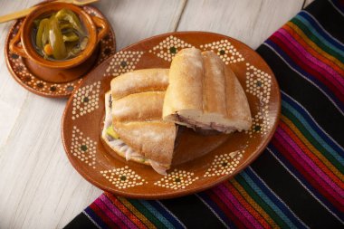 Meksika jambonlu sandviçi, Meksika 'da buna Torta de Jamon denir, Meksika tortası' nın en popüler sandviçi ve tarifi kimin hazırladığına bağlı olarak değişir, Bolillo o telera ekmeğiyle yapılır..