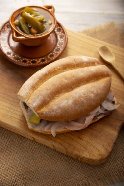 Meksika jambonlu sandviçi, Meksika 'da buna Torta de Jamon denir, Meksika tortası' nın en popüler sandviçi ve tarifi kimin hazırladığına bağlı olarak değişir, Bolillo o telera ekmeğiyle yapılır..