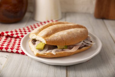 Meksika jambonlu sandviçi, Meksika 'da buna Torta de Jamon denir, Meksika tortası' nın en popüler sandviçi ve tarifi kimin hazırladığına bağlı olarak değişir, Bolillo o telera ekmeğiyle yapılır..