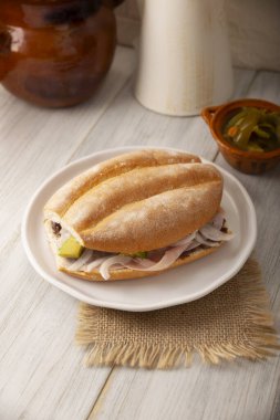 Meksika jambonlu sandviçi, Meksika 'da buna Torta de Jamon denir, Meksika tortası' nın en popüler sandviçi ve tarifi kimin hazırladığına bağlı olarak değişir, Bolillo o telera ekmeğiyle yapılır..