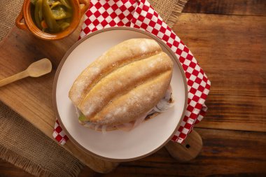 Meksika jambonlu sandviçi, Meksika 'da buna Torta de Jamon denir, Meksika tortası' nın en popüler sandviçi ve tarifi kimin hazırladığına bağlı olarak değişir, Bolillo o telera ekmeğiyle yapılır..