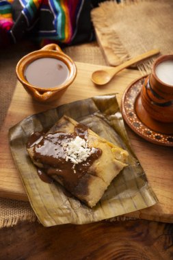 Oaxacan Tamale 'leri. Meksika ve bazı Latin Amerika ülkelerinin tipik antipatik yemekleri. Muz yapraklarına sarılmış mısır hamuru. Tamaleler buğulandı..