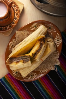 Tamale. Meksika ve bazı Latin Amerika ülkelerinin tipik İspanyol yemekleri. Mısır yaprağına sarılmış mısır hamuru. Tamaleler buğulandı..