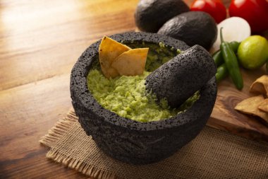 Guacamole. Avokado sosu ve tortilla cipsi ayrıca Nachos olarak da bilinir volkanik taş havan ve tokmak ile servis edilen bir kasede molcajete olarak da bilinir. Meksika ev yapımı sos tarifi çok popüler..  