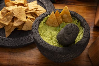Guacamole. Avokado sosu ve tortilla cipsi ayrıca Nachos olarak da bilinir volkanik taş havan ve tokmak ile servis edilen bir kasede molcajete olarak da bilinir. Meksika ev yapımı sos tarifi çok popüler..