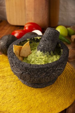 Guacamole. Avokado sosu ve tortilla cipsi ayrıca Nachos olarak da bilinir volkanik taş havan ve tokmak ile servis edilen bir kasede molcajete olarak da bilinir. Meksika ev yapımı sos tarifi çok popüler..